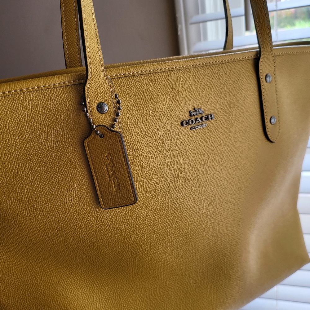 COACH BAG (MUSTARD COLOR) LIKE NEW, EXTREMELY CLEAN!! - Picture 4 of 10